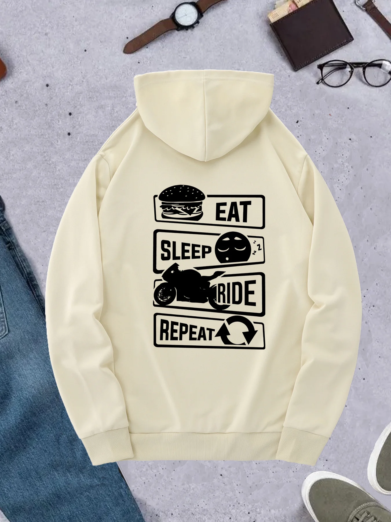 Korean Men Lifestyle - 韓国トレンドのメンズパーカー。食べ、眠り、走る、繰り返す。モト柄のカートゥーンプリント、ゆったりとしたシルエット。