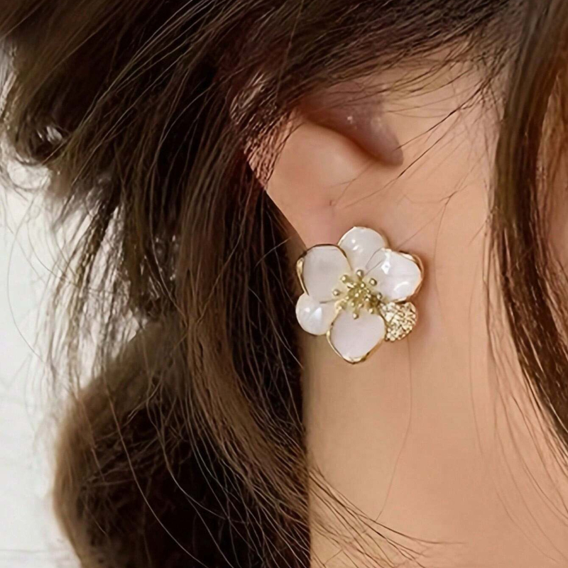 白い花のモチーフが施された、韓国風のスタッドピアス。女性や女 - Korean Daily Lifestyle のレビューと価格
